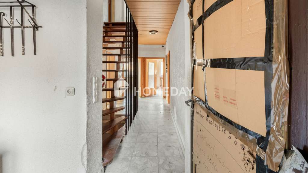 Immobilie in Wölfersheim - Einfamilienhaus mit Stallungen, 8 Zimmern und großem Entwicklungspotenzial in ruhiger Lage - Bild 3