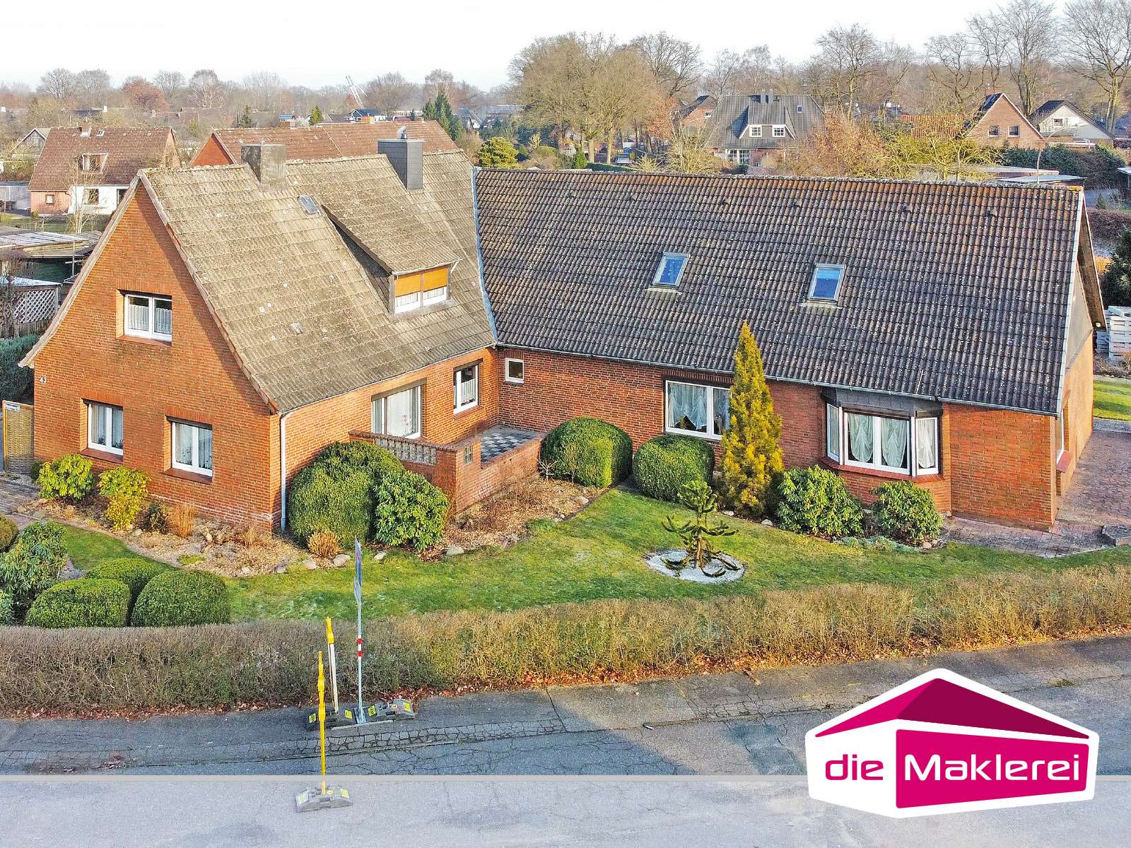 gepflegtes Zweifamilienhaus mit viel Nutzfläche in Wahlstedt, Segeberg Kreis – Bild 1