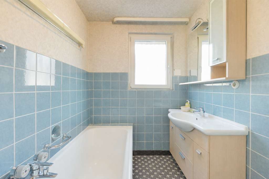 Immobilie in Flörsbachtal - Großzügiges Zweifamilienhaus mit Scheune, PV-Anlage & Bauplatzoption auf 2.284 m² Traumgrundstück - Bild 2