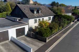 Familienfreundliches Wohnhaus mit Balkon, Terrasse und Einliegerwohnung – Die vollständige Adresse der Immobilie erhältst du vom Anbieter., 92253 Schnaittenbach – Vorschaubild 2