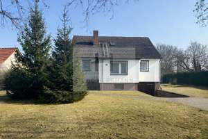 Ruhig gelegenes Einfamilienhaus in Seenähe mit großzügigem Grundstück – Die vollständige Adresse der Immobilie erhältst du vom Anbieter., 15859 Storkow (Mark) – Vorschaubild 1