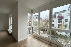 BEZUGSFREI! Ruhige Lage! 2-Raum-Wohnung mit Separate Küche und Tiefgarage, zu verkaufen! – Dresden – Vorschaubild 2