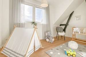Zentral in HH-Niendorf: Einfamilienhaus (5,5 Zimmer) mit sonnigem Garten und PKW Stellplatz – Die vollständige Adresse der Immobilie erhältst du vom Anbieter., 22459 Niendorf, Hamburg – Vorschaubild 11