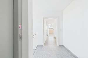 Attraktive Dachgeschosswohnung: 3 Zimmer, großer Balkon, EBK & TG mit Wallbox – Die vollständige Adresse der Immobilie erhältst du vom Anbieter., 75392 Deckenpfronn – Vorschaubild 3