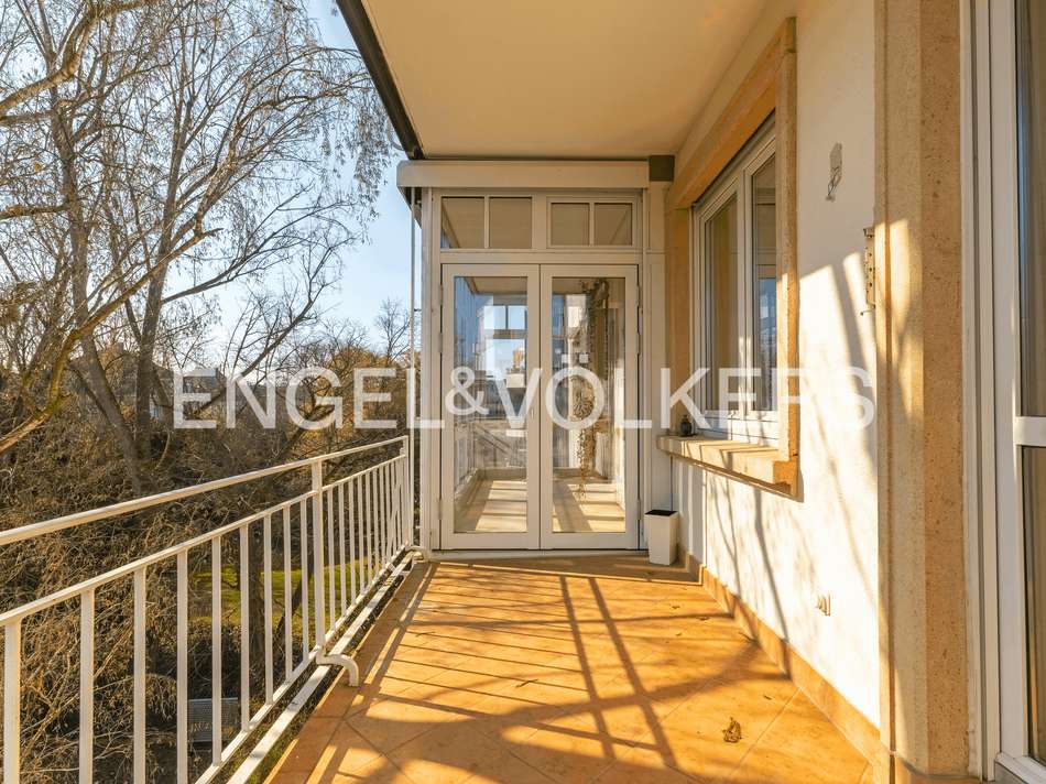 Überdachter Balkon mit opti...