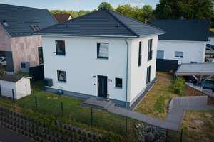 Provisionsfrei vom Eigentümer: Neuwertiges Massivhaus (A+) mit Wärmepumpe, Designerküche & Wallbox