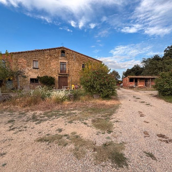BAIX EMPORDÀ, CORÇA, BAUERNHAUS MIT STÄDTISCHEM GRUNDSTÜCK