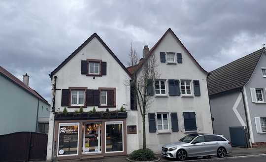 Gepflegtes und großzügiges Wohnhaus mit großem Gewerbeanteil, Hofraum und Garten