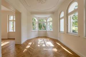 Exklusive freistehende Villa auf 860 qm Grundstück - kernsaniert & repräsentativ