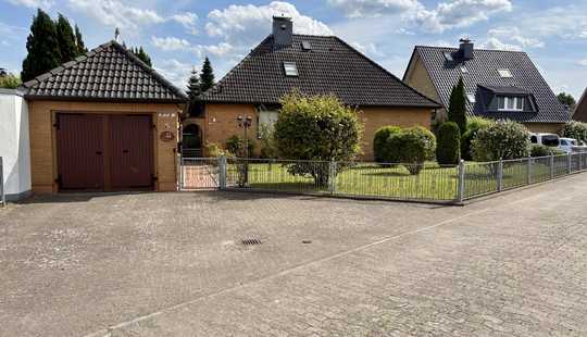 Bild von Großzügiges Einfamilienhaus mit Doppelgarage und schönem Garten