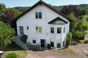 Charmante Doppelhaushälfte mit Einliegerwohnung und Terrasse – Die vollständige Adresse der Immobilie erhältst du vom Anbieter., 97828 Marktheidenfeld – Vorschaubild 2
