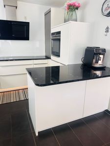 Moderne 4,5-Zimmer-Erdgeschosswohnung mit Garten und Doppelgarage im Zentrum von Holzgerlingen