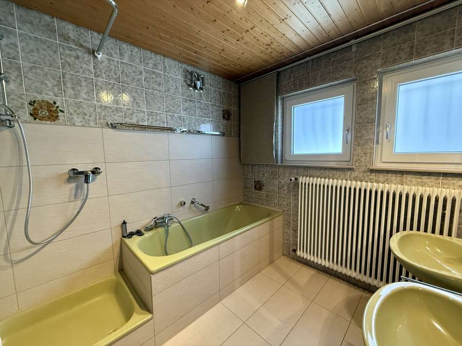 Badezimmer mit Dusche und Bade