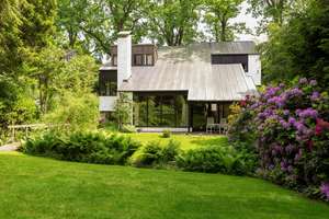 Einfamilienhaus mit Split‑Level‑Architektur in Hanglage am Bach – courtagefrei 