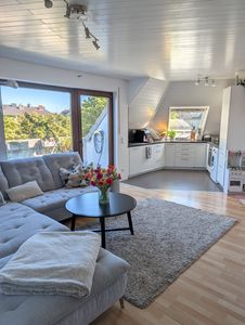 Moderne und helle 3-Zimmer-Maisonette-Wohnung mit 2 Balkonen, Klimaanlage und Tiefgaragenstellplatz