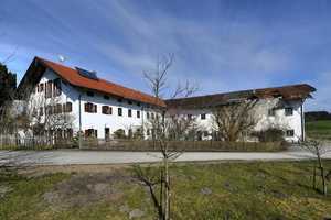Ehemalige Hofstelle mit Tenne, incl. Baugenehmigung zusätzlicher Neubau 6 Familienhaus in Halfing – Rosenheim (Kreis) – Vorschaubild 2