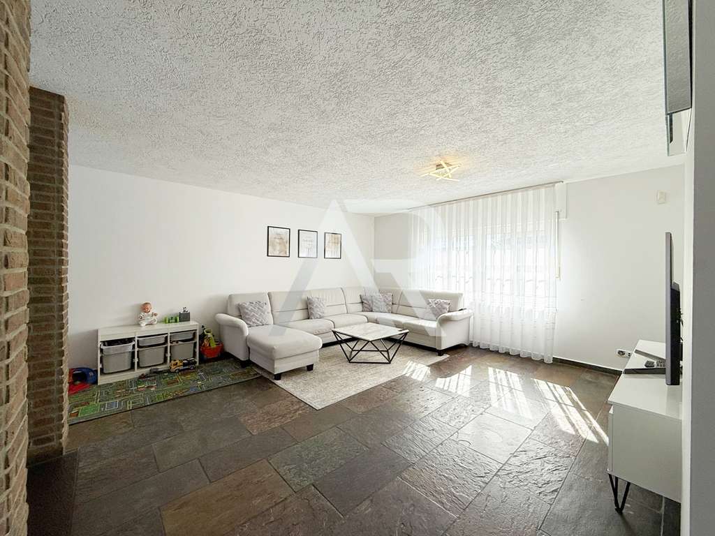 Immobilie in Jülich - Einladendes Familienhaus in Jülich-Nord - mit Büroflächen, gemütlichem Kaminzimmer und gepflegtem Sü - Bild 3