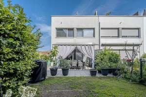 Viel Platz für die Familie – Reiheneckhaus mit Garten und Dachterrasse
