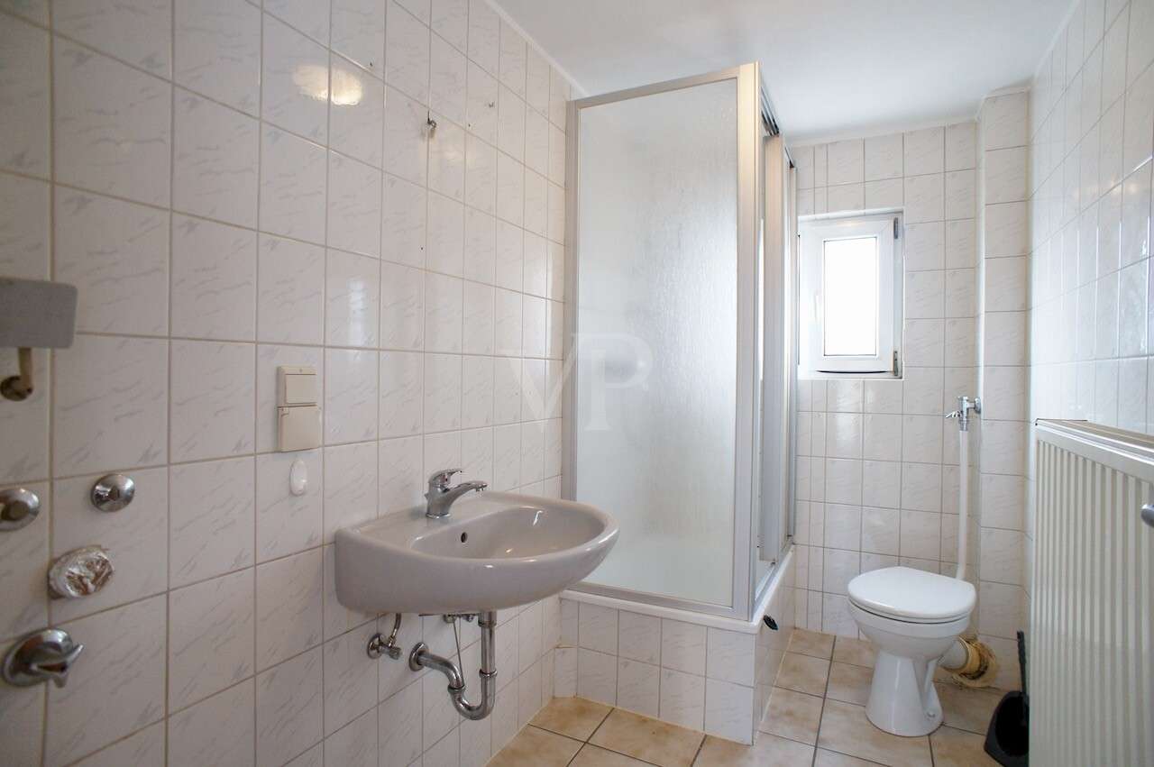 Immobilie in Contwig - Großzügiges Wohnhaus mit Garten und zwei Garagen in verkehrsgünstiger Lage in Contwig - Bild 4