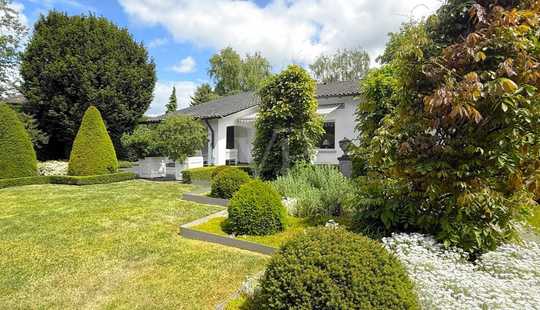 Bild von VON POLL - BAD HOMBURG: Großzügiges Einfamilienhaus mit Einliegerwohnung, parkähnlichem Garten und G