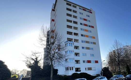 Großzügig konzipierte 4-Zimmer-Wohnung in gesuchter Wohnlage mit sonniger Loggia und TG-Stellplatz