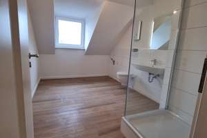 Ihr neues Zuhause: Sanierte Dachgeschosswohnung im Zentrum – Philadelphiastr. 64-66, 47799 Cracau, Krefeld – Vorschaubild 3