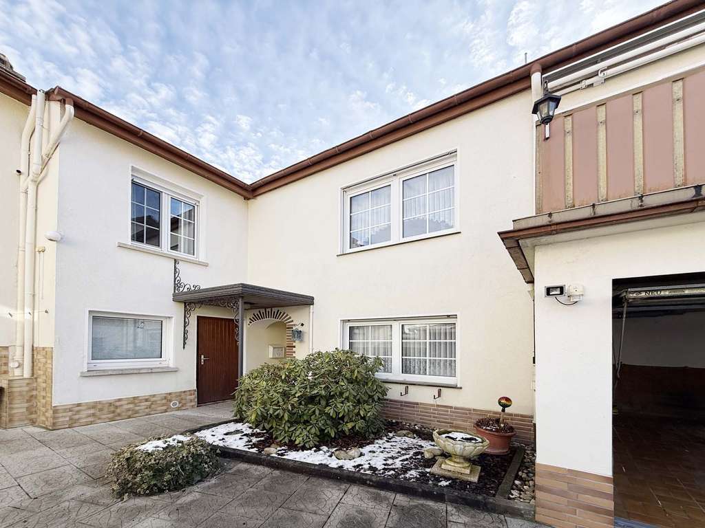 Immobilie in Nidderau - Tolles Familiendomizil, bestehend aus zwei Häusern mit Hof, Garten und zwei Garagen! - Bild 1