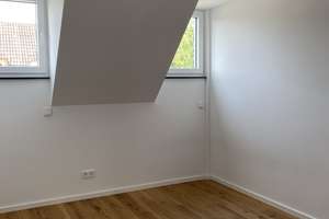Exklusive 4-Zimmer-Dachgeschosswohnung mit Einbauküche in München Obermenzing – Die vollständige Adresse der Immobilie erhältst du vom Anbieter., 81247 Obermenzing, München – Vorschaubild 9