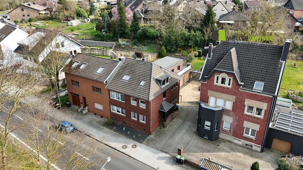 Immobilie in Eschweiler - Attraktives Zweifamilienhaus mit schönem Grundstück und 3 Garagen - Bild 2