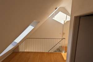 Geschmackvolle DG-Maisonette-Wohnung,offene Galerie mit 2 Zimmern, Balkon und EBK in MÜ-Nymphenburg – Die vollständige Adresse der Immobilie erhältst du vom Anbieter., 80639 Nymphenburg, München – Vorschaubild 18
