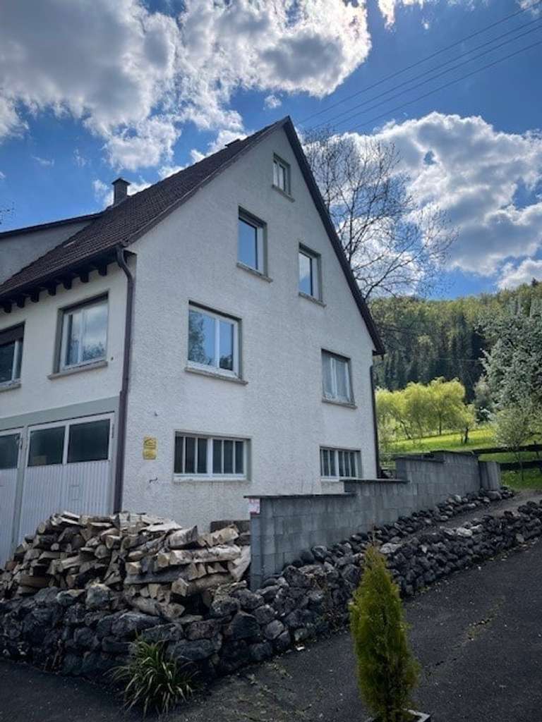 Immobilie in Albstadt - "Großzügiges Wohnhaus mit Gartenidylle und 4 hohen Garagen in ruhiger Lage von Albstadt-Pfeffingen"
 - Bild 1