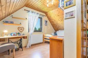 Charmante Doppelhaushälfte mit Kamin, Gartenidylle und viel Raum für Familie in Berlin-Kaulsdorf – Die vollständige Adresse der Immobilie erhältst du vom Anbieter., 12621 Kaulsdorf, Berlin – Vorschaubild 20