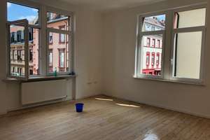 Komplett sanierte Altbauwohnung mit großer Wohnküche in renoviertem Altbau!