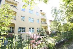 Vermietete Altbauwohnung mit Balkon und Hausgarten als Kapitalanlage – Berlin – Vorschaubild 1