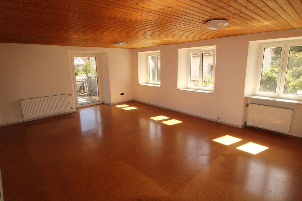 Immobilie in Rielasingen-Worblingen - Kuschelige 5 Zi. Whg. in Rielasingen mit sonnigen Balkon und Einzel-Garage - nur 3 WE  - Bild 3