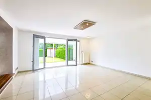 Fernwärme mit Energiekennwert "C"! Endreihenhaus mit ca. 197 m² Wohn- und Nutzfläche! – Hamburg – Vorschaubild 2
