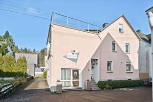 Einfamilienhaus mit Nebengebäuden und vielen Optionen - in ruhiger Lage von Hundsangen!!