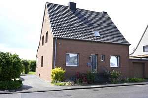 Freistehendes Einfamilienhaus mit Nebengebäuden