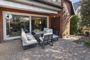 Großzügige Erdgeschosswohnung mit ca. 30 m² Süd-West-Terrasse, Garage und Haus-im-Haus-Charakter