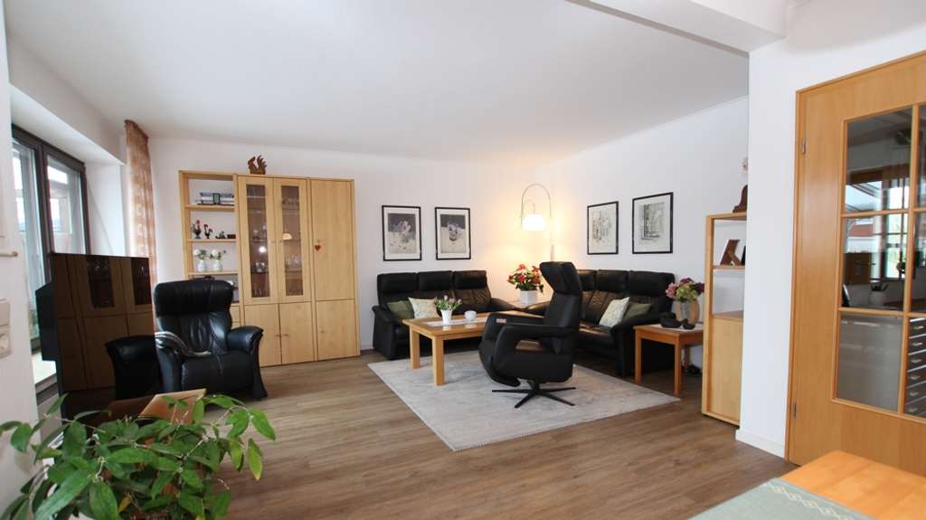 Immobilie in Rastede - Gepflegtes Reihenmittelhaus mit Terrasse, Balkon, Garten und Carport in attraktiver Lage von Rastede - Bild 2