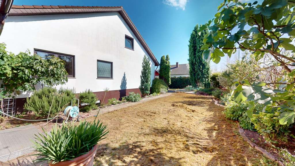 Immobilie in Lingenfeld - Großzügiges Einfamilienhaus mit Einliegerwohnung und Ausbaupotenzial - Bild 0