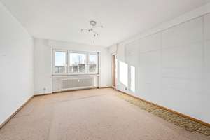 Gut geschnittene Drei-Zimmer-Wohnung mit Balkon und Aufzug zur Renovierung im Fasanenhof