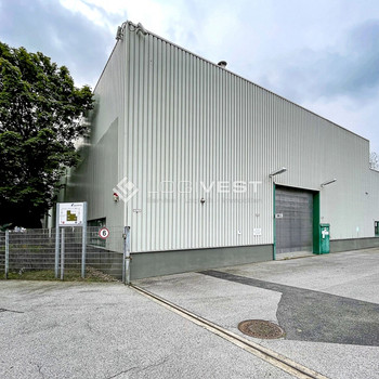 Logistik & Produktion vereint: Hallenkomplex mit Krananlage und Bürogebäude in Sachsen