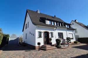 Traumhafter Ausblick! Top gepflegtes 1-2 Familienhaus auf tollem Grundstück in Duisburg-Baerl – Die vollständige Adresse der Immobilie erhältst du vom Anbieter., 47199 Baerl, Duisburg – Vorschaubild 1