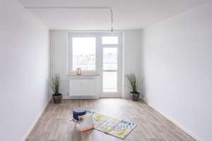 Hell und freundliche 3-Raum-Wohnung mit Balkon – Bernsdorfer Str. 134, 9126 Bernsdorf, Chemnitz – Vorschaubild 1