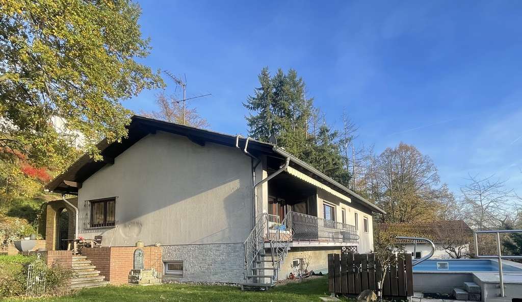 Immobilie in Rabenau - Exklusive Lage! Einfamilienhaus m. Einliegerwohnung, Pool & Garten in Rabenau! - Bild 1