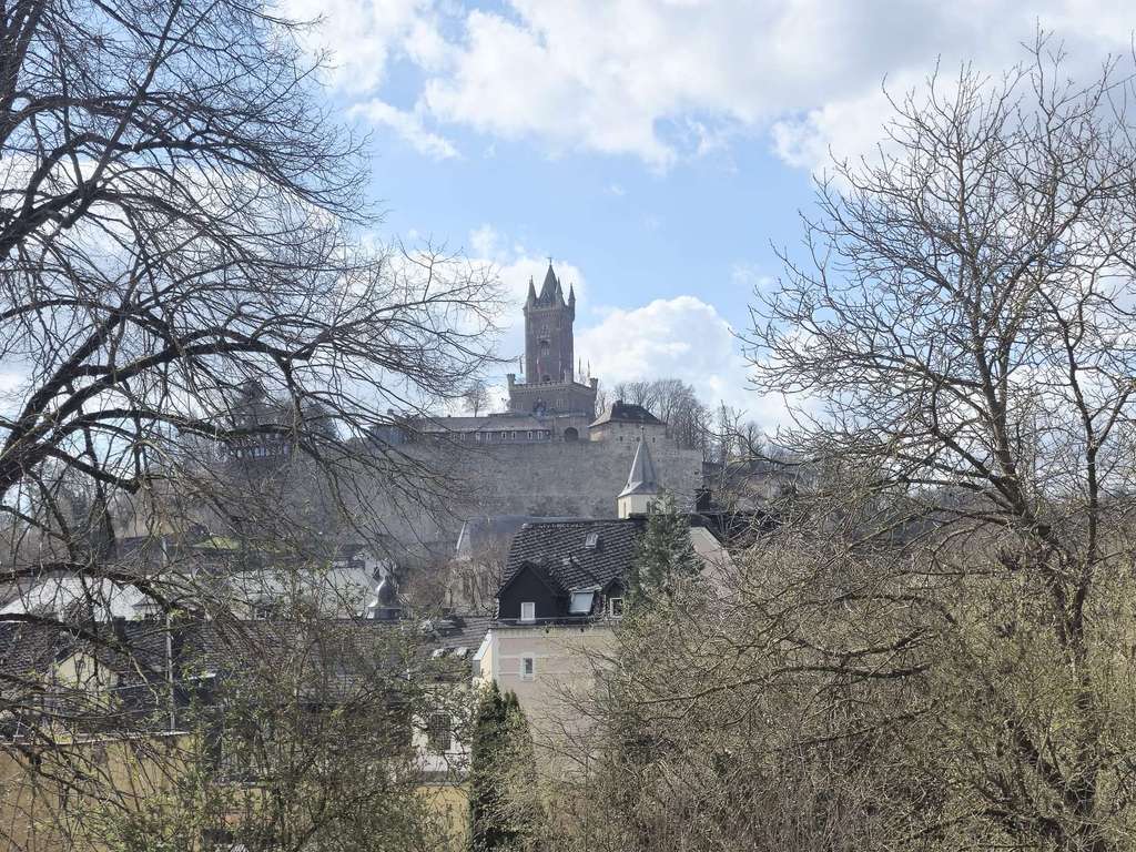 Immobilie in Dillenburg - 1–2 Familienhaus mit Altbauflair, Anbau & zentraler Lage mit Blick auf den Wilhelmsturm - Bild 1