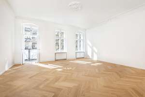 Prenzlauer Berg: Frisch sanierte 4-Zimmer Altbauwohnung, Süd-Balkon, Wohnküche, Stuck, ruhige Lage