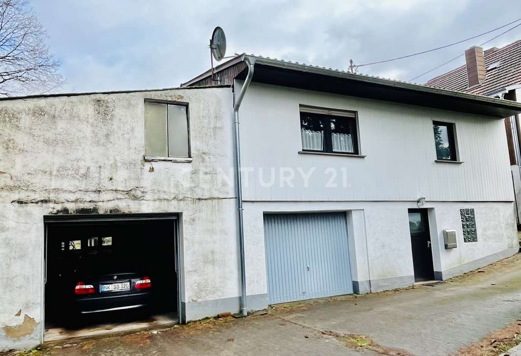 Immobilie in Illingen - Zwei Wohnhäuser, ein Grundstück – sichere Mieteinnahmen und Entwicklungsoptionen in Illingen OT - Bild 1