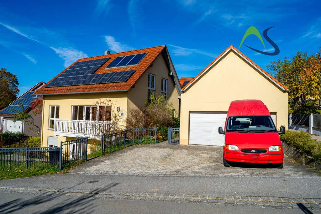 Immobilie in Hemau - Hausgefühl inklusive: Stilvolle Eigentumswohnung auf zwei großzügigen Etagen - Bild 0